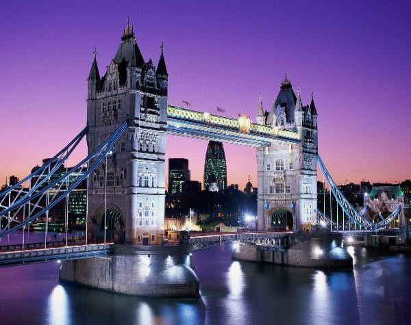 London Thủ đô nước Anh là một trung tâm kinh doanh và tài chính toàn cầu, với sự hiện diện của nhiều công ty đa quốc gia. Đây cũng là thành phố có nhiều khách du lịch ghé thăm nhất năm 2011. Trái ngược với vị trí thứ 6 trong danh sách những thành phố đắt đỏ nhất thế giới, chỉ có Sydney mới sánh được với London về chi phí khách sạn. Giá phòng tại đây thậm chí còn đắt hơn cả Dubai.